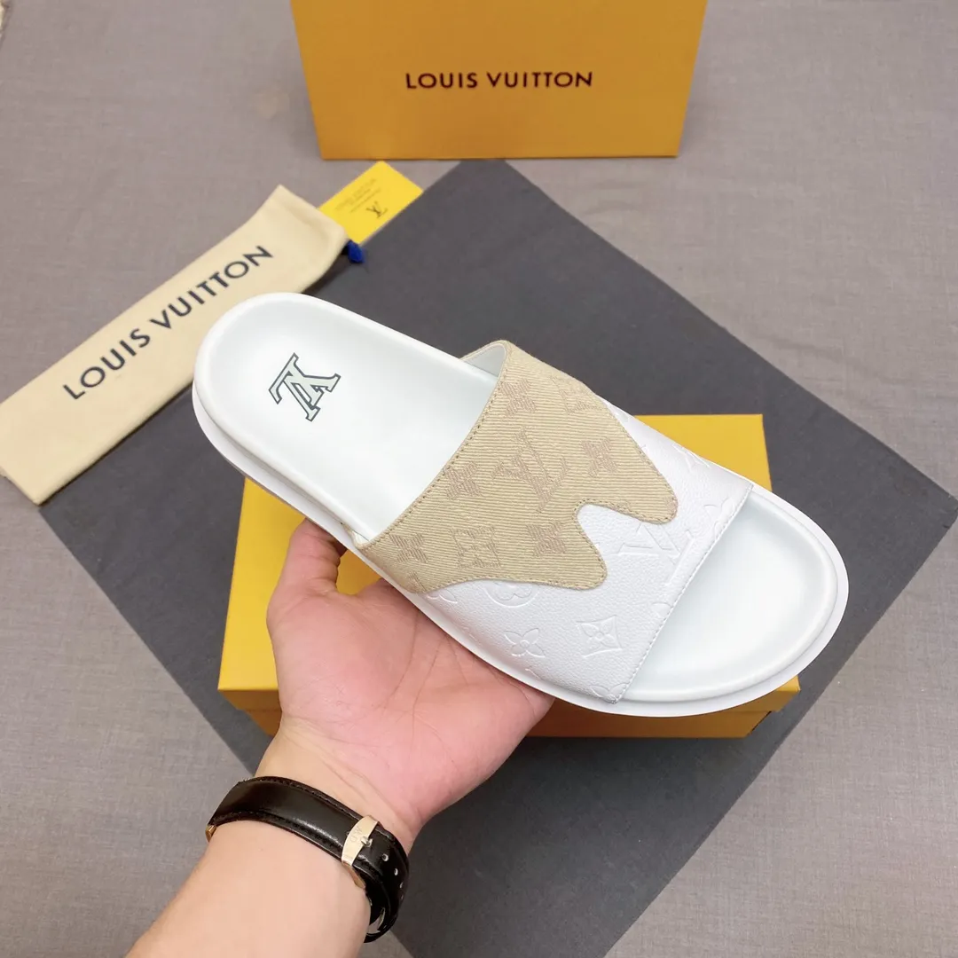 P300 🔍Top purchasing agent LV men's spring and summer slippers counter synchronization. The uppers are made of cowhide fabric imported from Italy, with logo graphics and high-quality craftsmanship. The soles are: original soles specially provided by the original factory. Exclusive molded soles are super comfortable. Original factory follow-up orders. 🔍🔍High quality. You can enter and leave the counter at will. Welcome to compare. Code number 38-45 No. 058